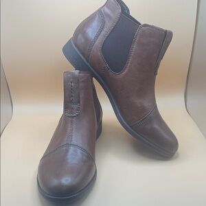 Earth brown leather upper boots, size 8.5, good condition